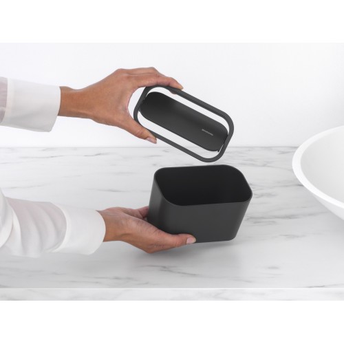 Vonios mini šiukšlių dėžė Brabantia MINDSET CADDY, t. pilka, 8,5x15 cm