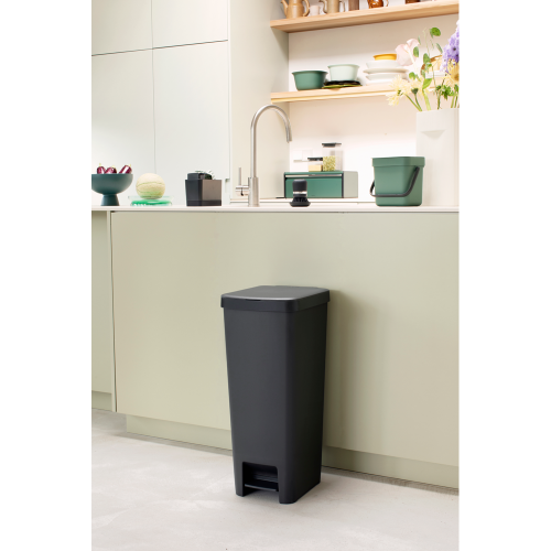 Tamsiai pilka šiukšlių dėžė su pedalu Brabantia STEPUP, 40 L
