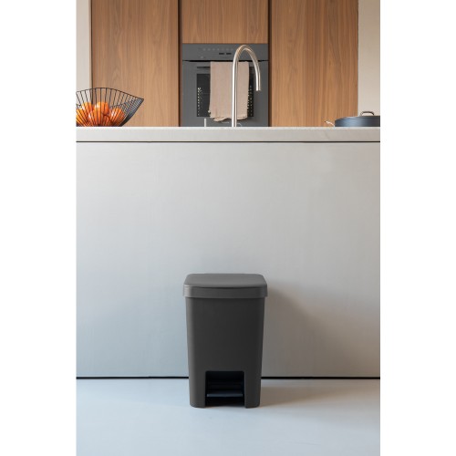 Šiukšlių dėžė su pedalu Brabantia StepUp Dark pilkos sp., 25 l
